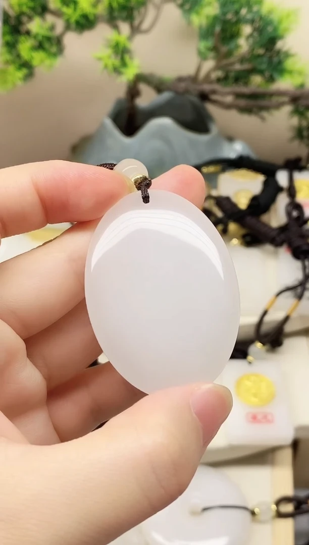 颈饰未镶嵌石英质玉无事牌