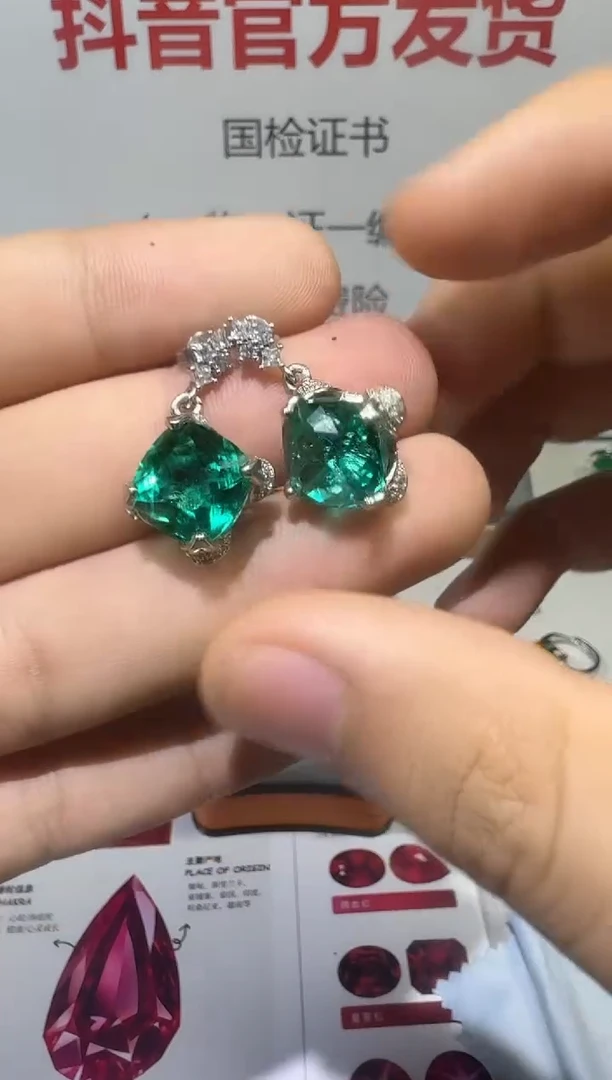 18K金镶嵌耳饰祖母绿1