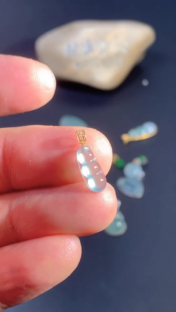 颈饰18K金镶嵌翡翠