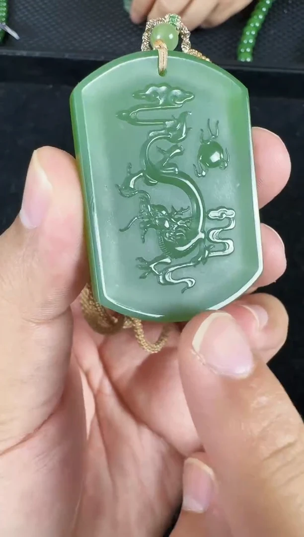 和田玉（碧玉）未镶嵌颈饰龙牌