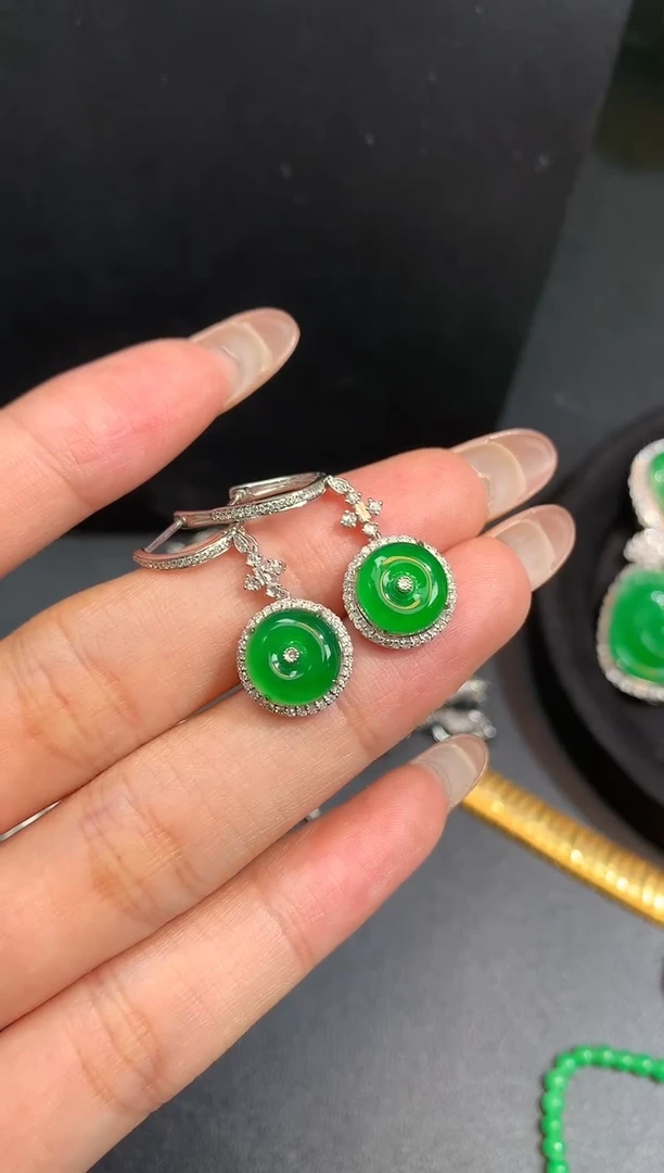 18K金镶嵌翡翠耳饰耳包