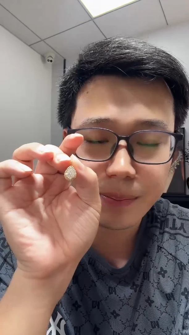 18K金镶嵌吊坠钻石李**?水滴吊坠（不含链）