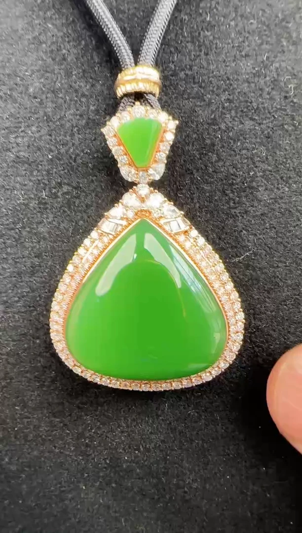 和田玉18K金镶嵌颈饰粉绿无事牌约14.5克