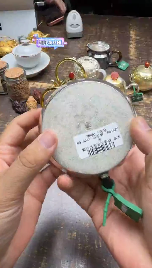 如**去呆坐整敲雪花纹轻石瓢壶