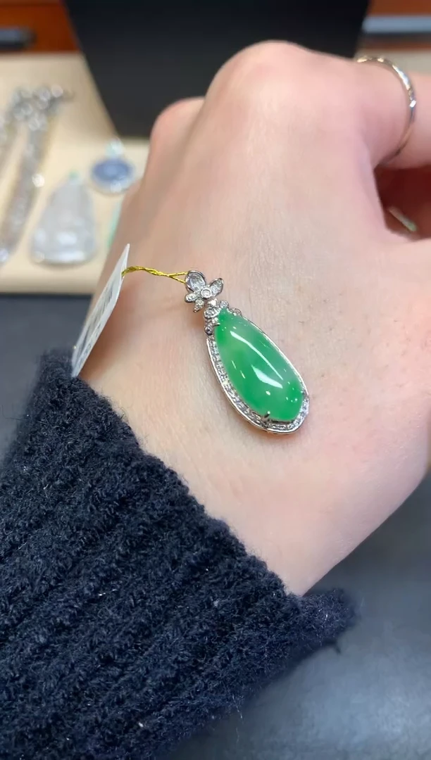 【闪购商品】翡翠颈饰18K金镶嵌福瓜【无服务费】