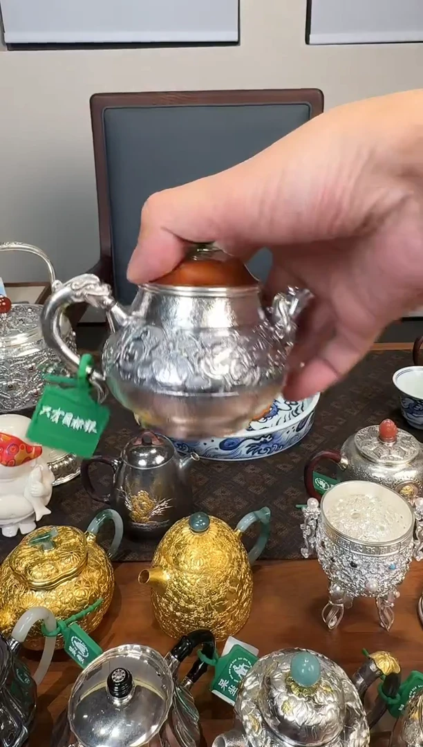 *呆坐 錾刻铜包银螭龙穿花 若潘壶