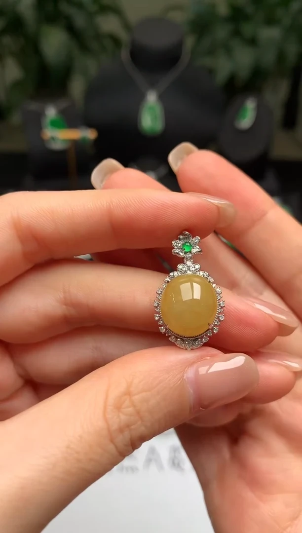 颈饰18K金镶嵌翡翠蛋面