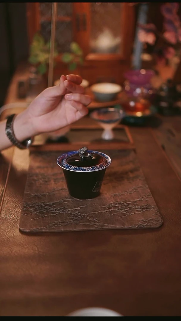 造白黑金蝴蝶盖碗