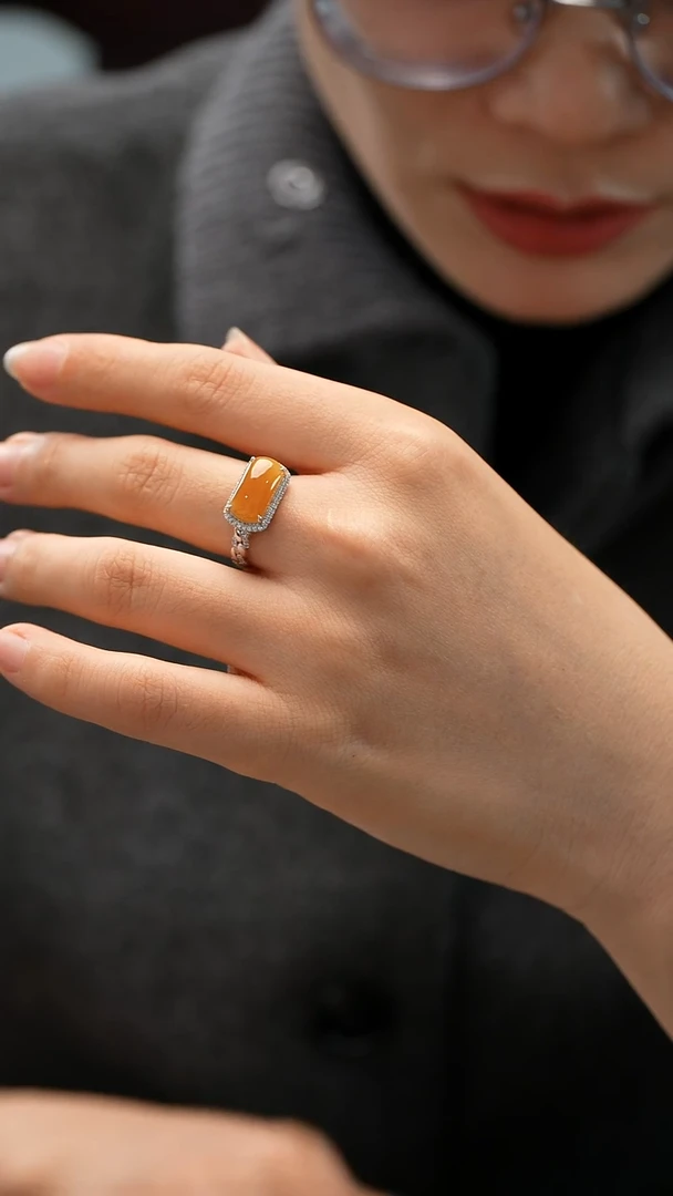 18K金镶嵌戒指翡翠戒指