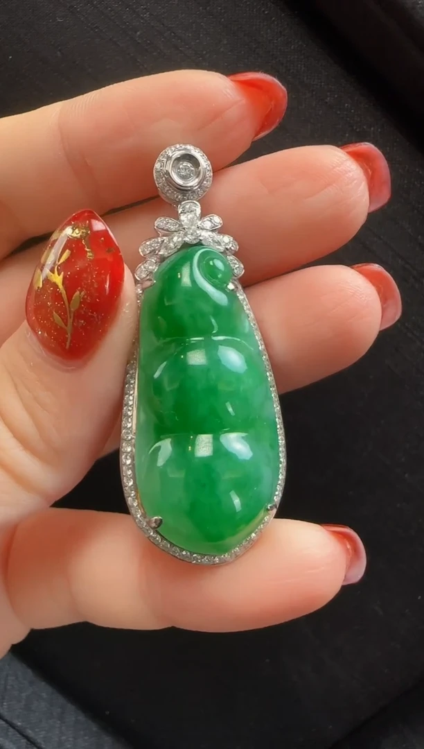 【闪购商品】翡翠颈饰18K金镶嵌157豆子一个