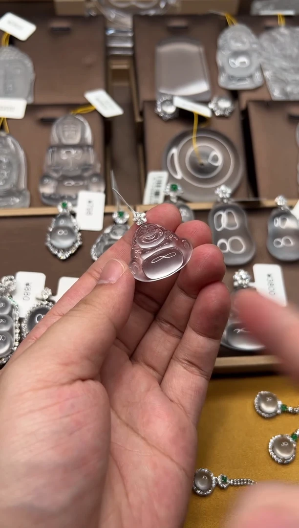 石英质玉18K金镶嵌颈饰佛公