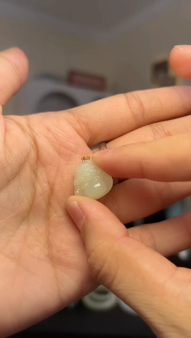 颈饰18K金镶嵌和田玉黄口佛