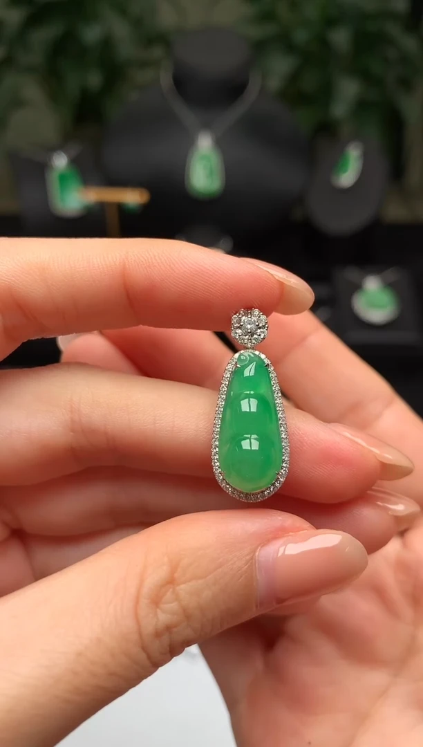 颈饰18K金镶嵌翡翠福豆