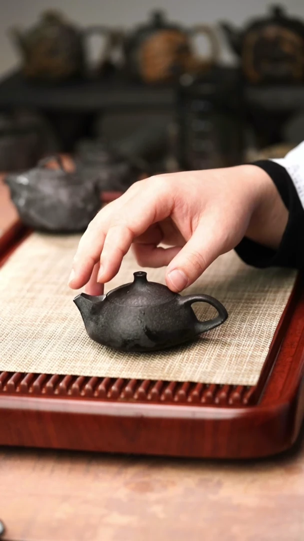 归玉堂冰碛岩重工雕刻透光小守智壶