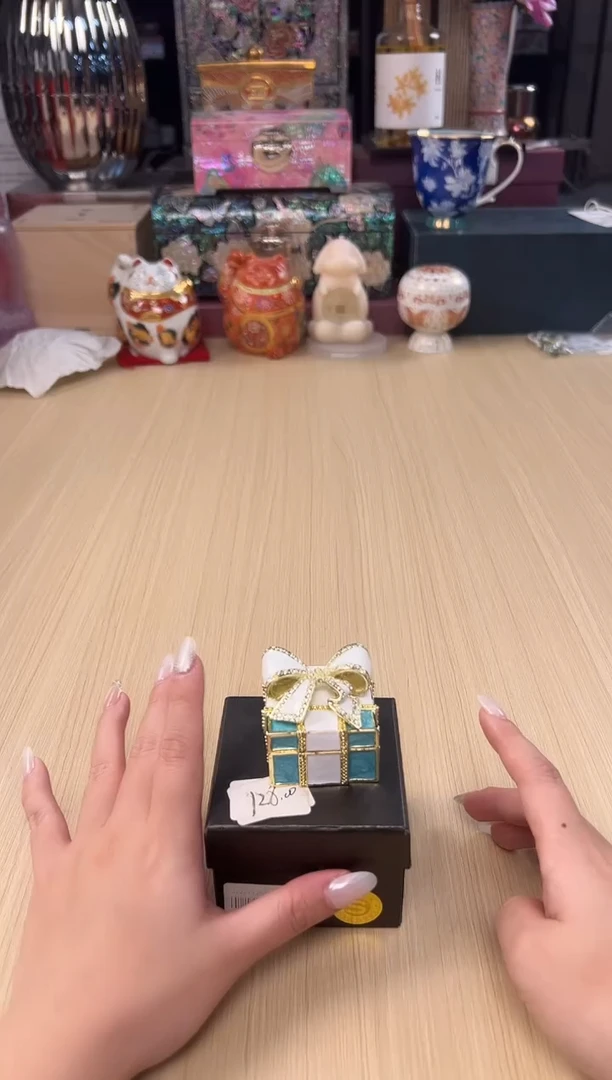 135蓝色正方礼物盒