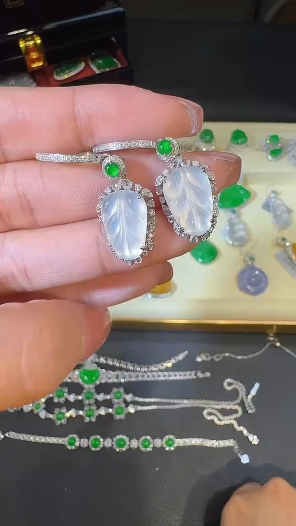 【闪购商品】翡翠耳饰18K金镶嵌天然翡翠A货镶钻