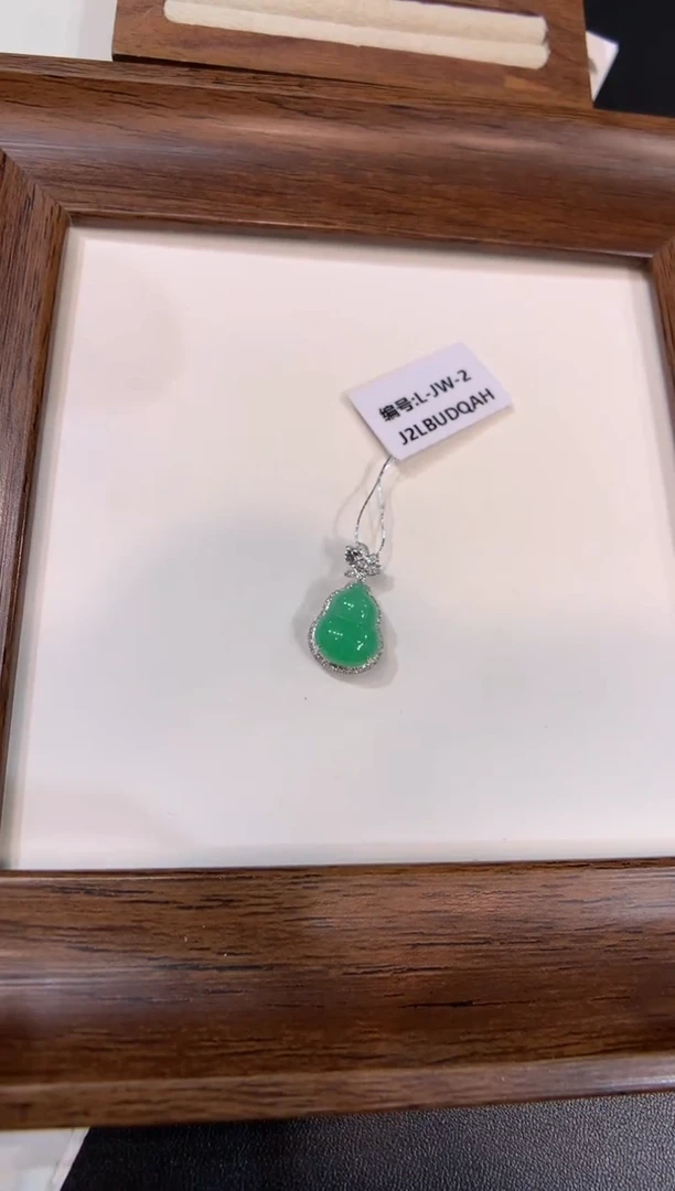 颈饰18K金镶嵌翡翠葫芦
