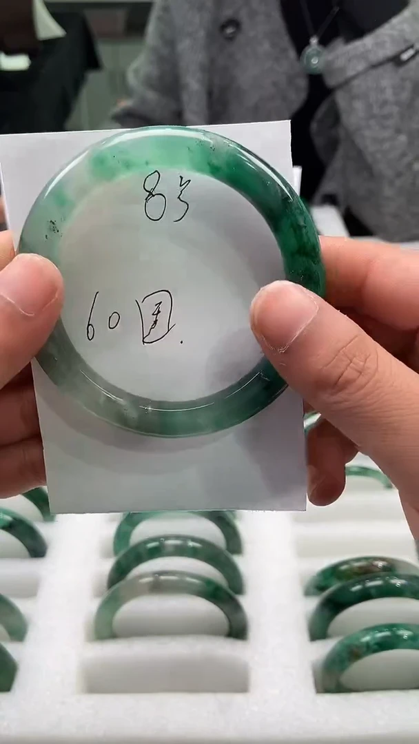 未镶嵌手镯石英质玉（非洲翠）手镯