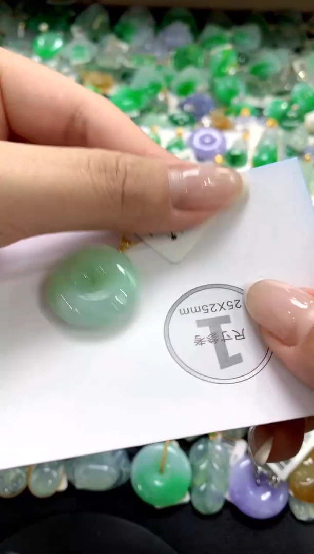 翡翠18K金镶嵌颈饰1111111111111111