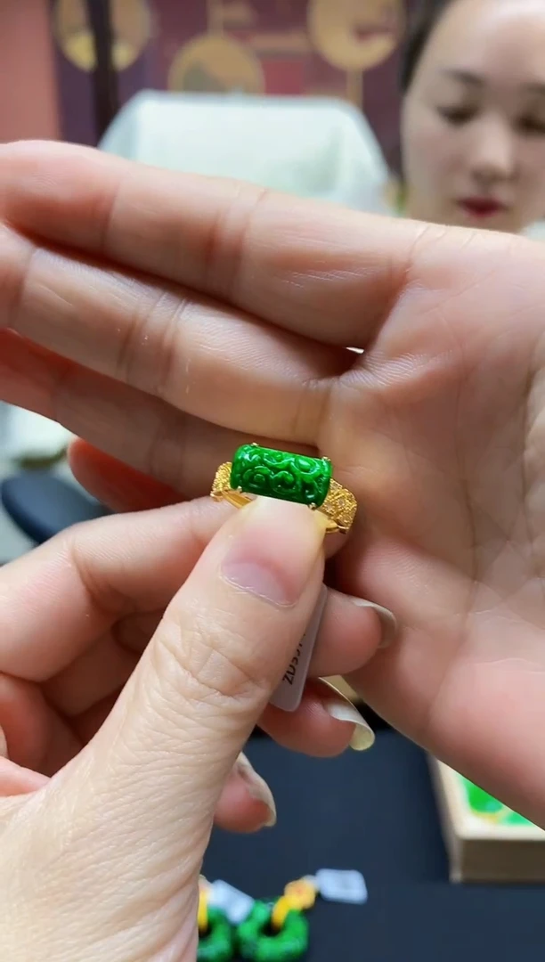 颈饰未镶嵌翡翠戒指-60
