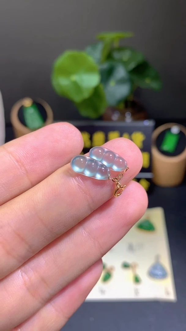 翡翠18K金镶嵌颈饰翡翠A货