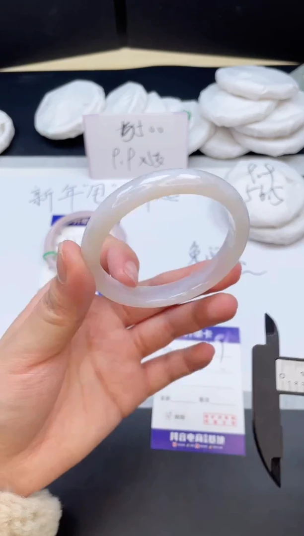 【闪购商品】石英质玉手镯未镶嵌47/54