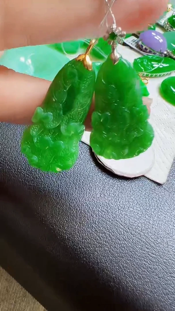 颈饰18K金镶嵌翡翠白菜多样性发货发1