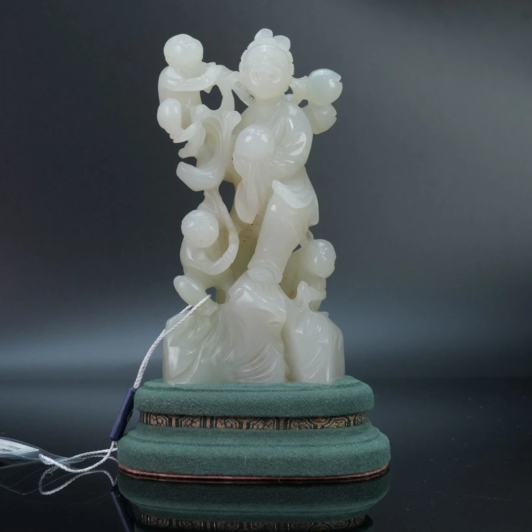lot13144 3887 公元19-20世纪前期 玉人物摆件 303g