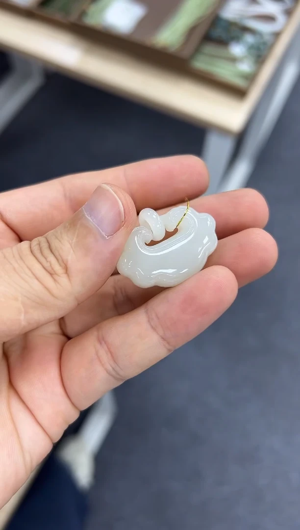 颈饰未镶嵌和田玉有包容且末如意锁