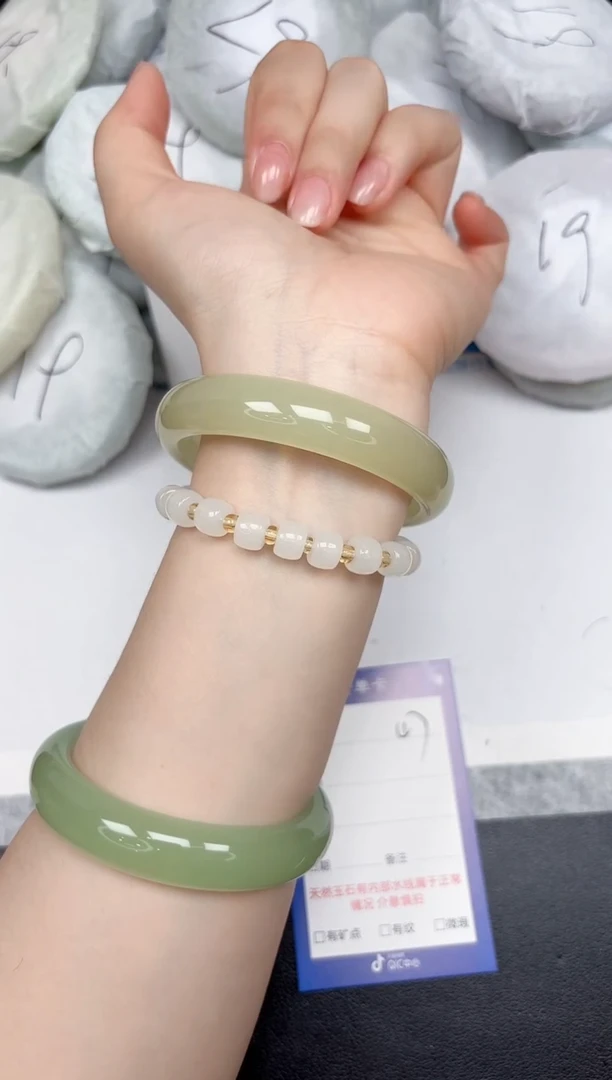 未镶嵌手镯石英质玉A47/55.6