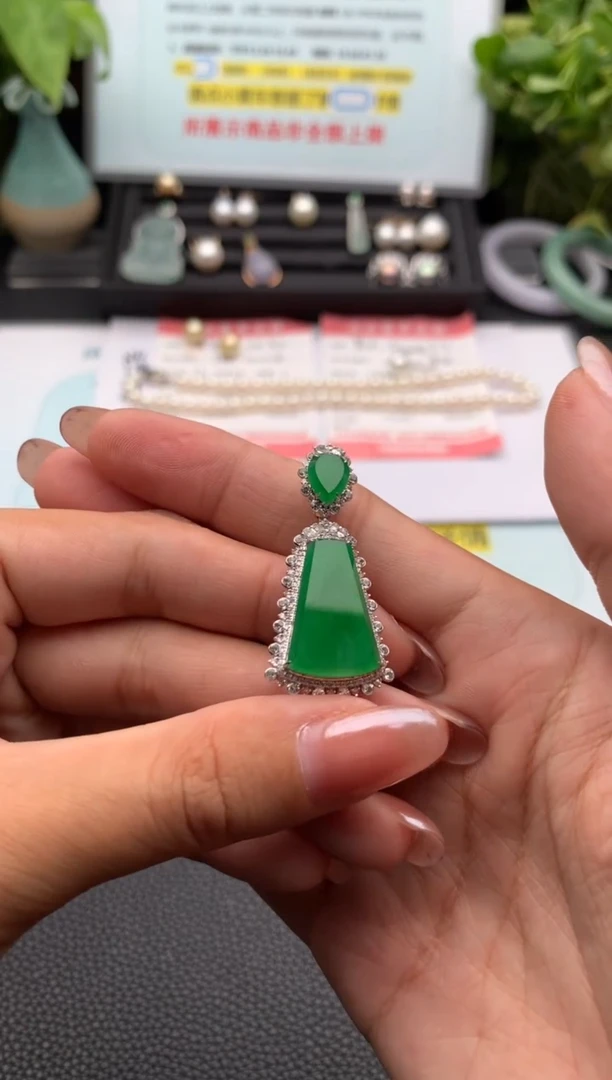 翡翠18K金镶嵌颈饰吊坠
