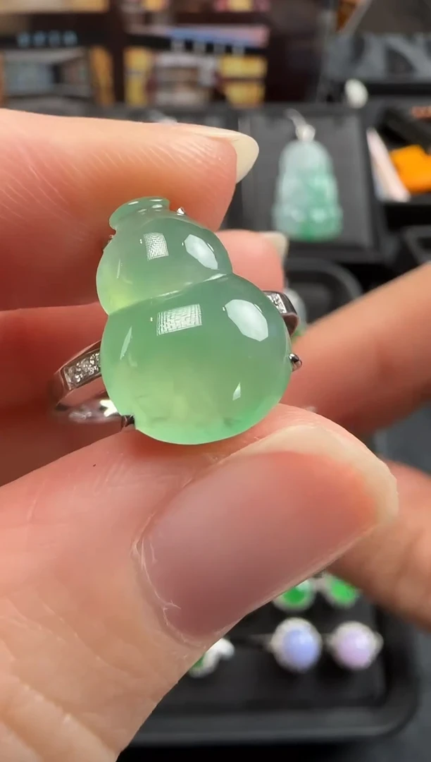 18K金镶嵌戒指翡翠634葫芦一枚