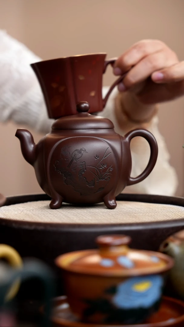 茶壶紫砂革紫泥四足鼎盛静心刻绘款+杯