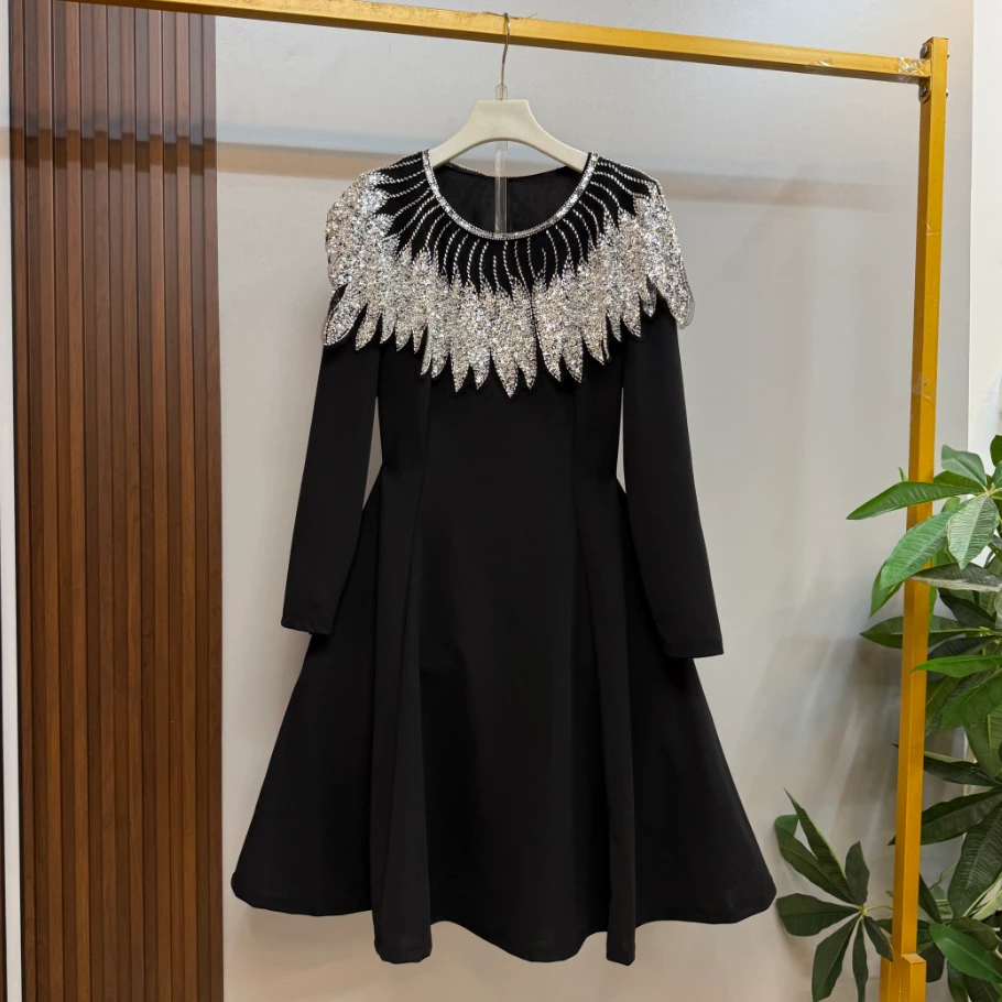 新款大码女装时尚洋气重工披肩领收腰显瘦连衣裙