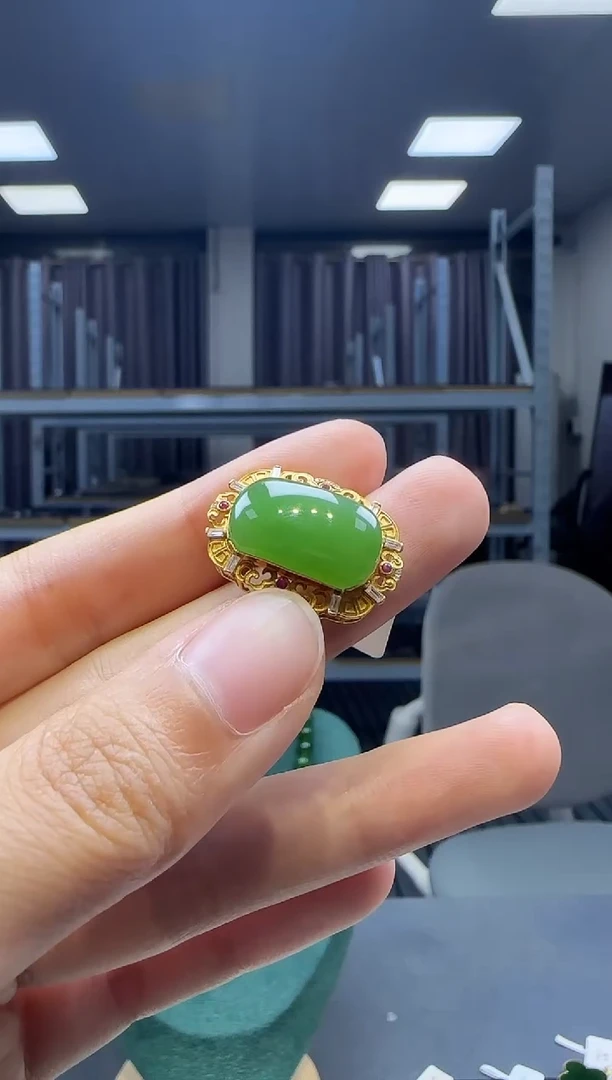 18K金镶嵌和田玉挂件1