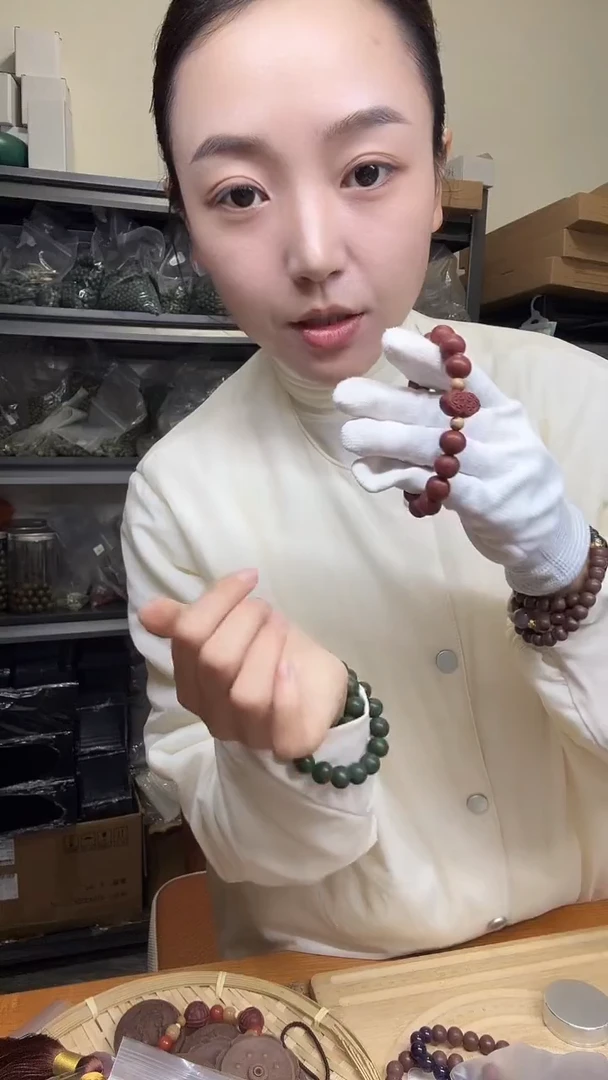 泥塑红麝息肌1.0项链蝴蝶牌