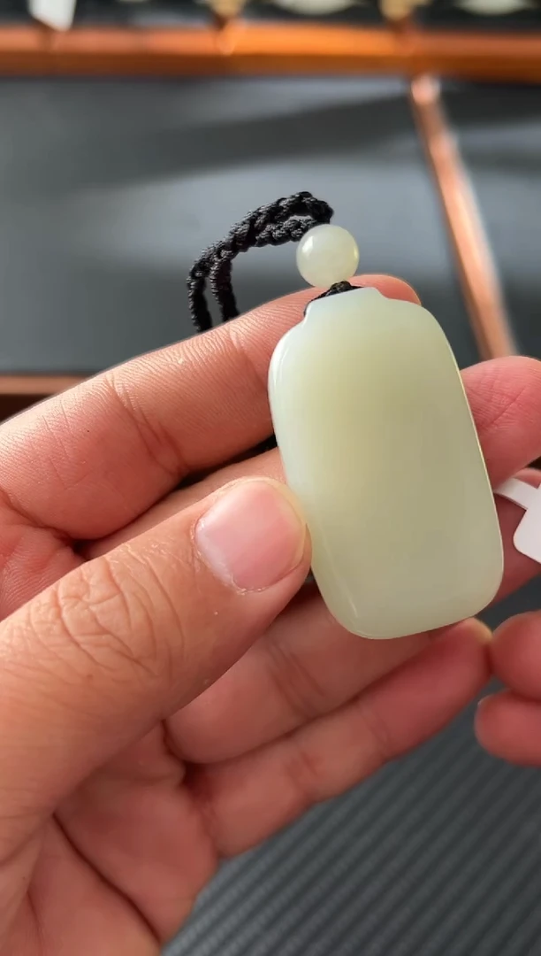 吊坠(赠链)未镶嵌和田玉且末微色差近矿吊坠