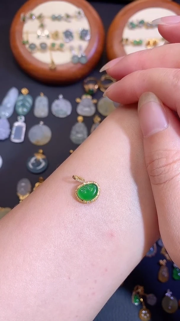 翡翠18K金镶嵌颈饰天然A货翡翠