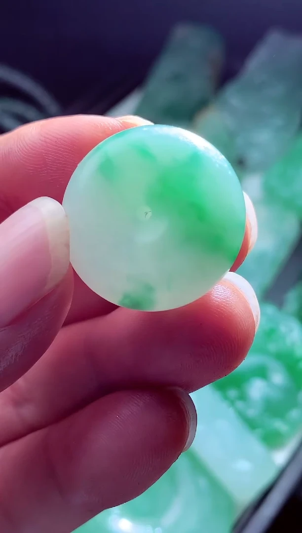 未镶嵌定制翡翠b****?翡翠毛货定制