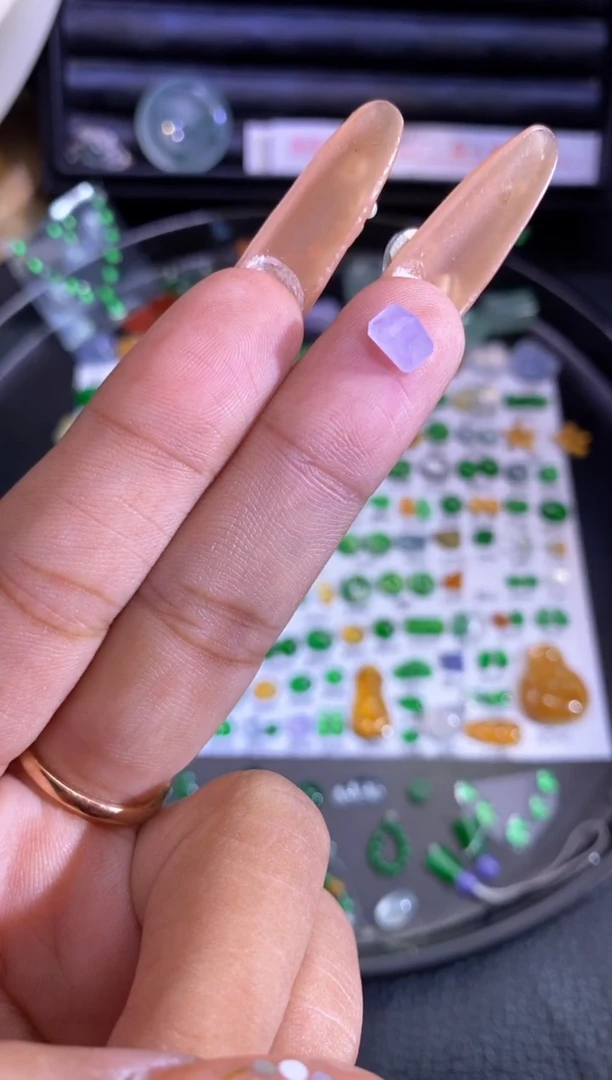 未镶嵌挂件翡翠切割