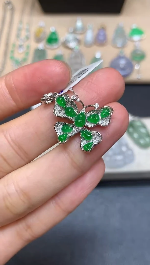 颈饰18K金镶嵌翡翠蝴蝶【无服务费