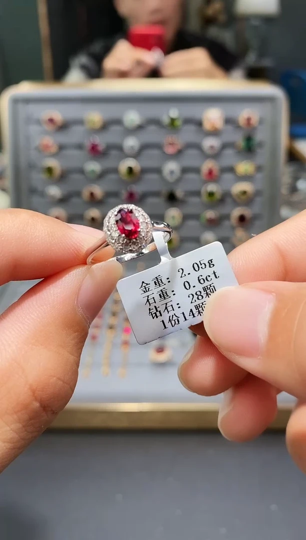 18K金镶嵌戒指红宝石0.6..