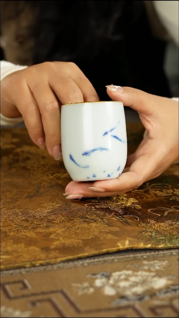 善窑厂汝窑月白鱼趣图闻香杯