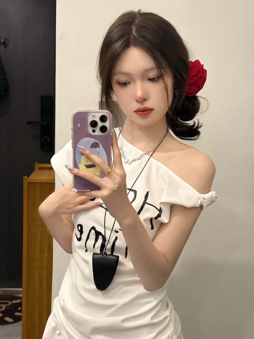 新款斜肩时尚辣妹夏季字母扭结小众设计露肩美式复古显瘦短袖上衣