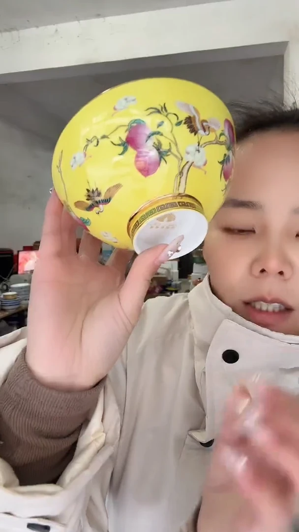 1个个装瓷器的东西1个个装瓷器的东西