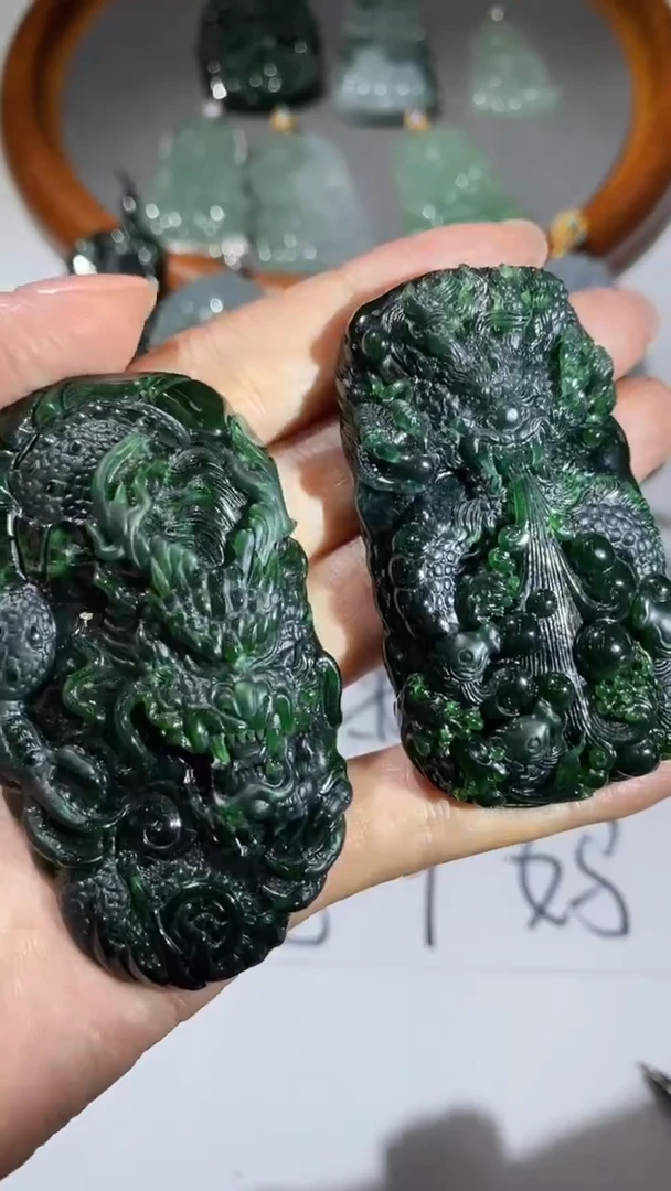 18K金镶嵌挂件翡翠远****g01