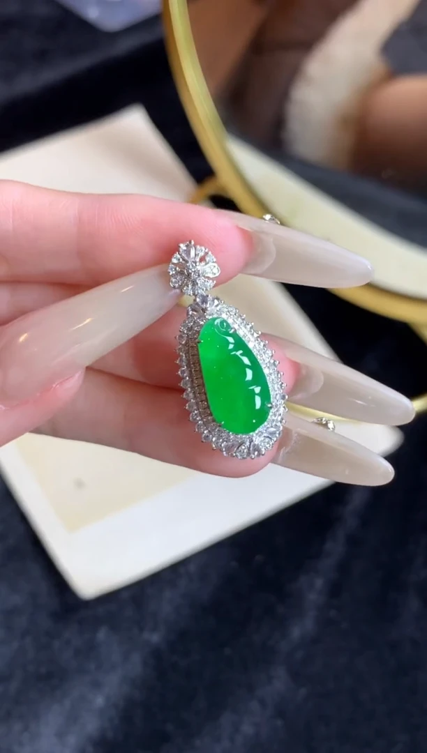 颈饰18K金镶嵌翡翠翡翠豆子