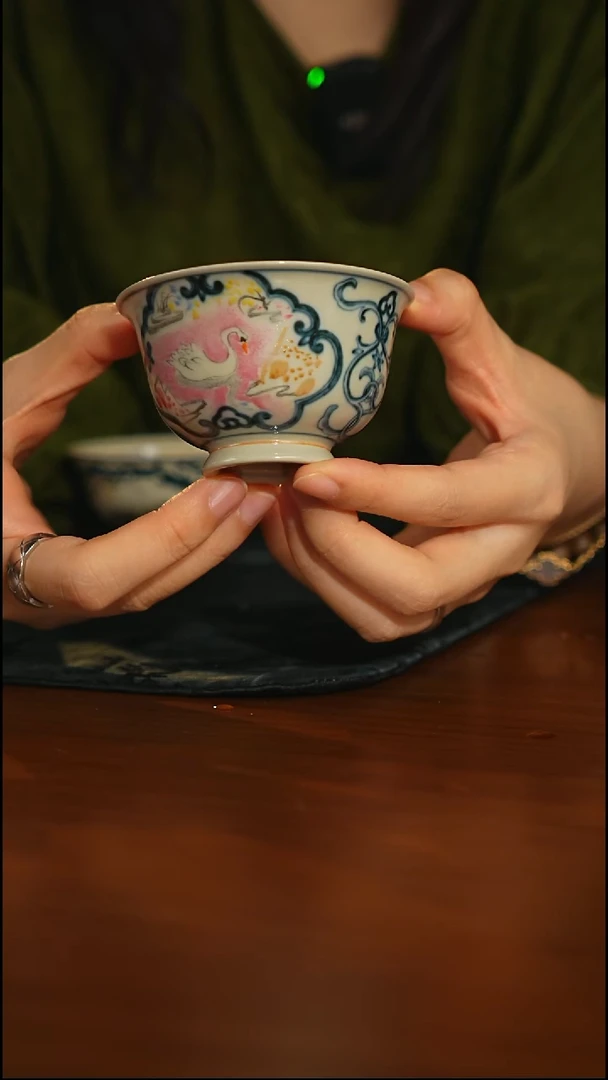 瓷片一生一物粉天鹅压手杯