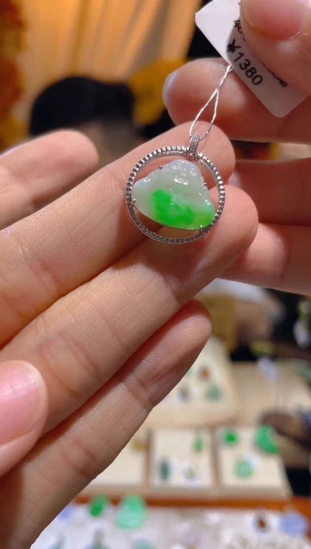 翡翠18K金镶嵌颈饰佛公