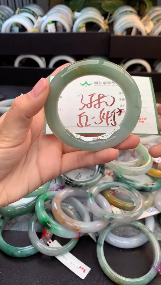 未镶嵌定制翡翠毛货需精细抛光+多人